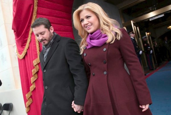 Kelly Clarkson Banjiri Status Twitter