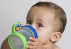 Si Kecil Mulai Minum Dari Cangkir