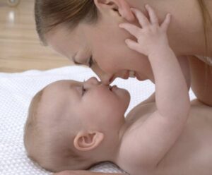 Bayi Takut Berpisah Dari Ibunya