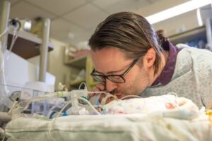 Ayah Tegar Mendampingi Bayinya