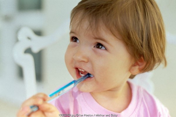 Membersihkan Gigi Bayi