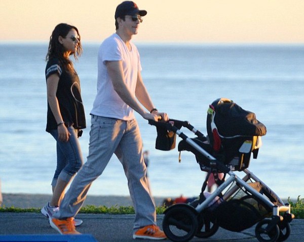 Kehidupan Baru Mila Kunis-Ashton Kutcher Menjadi Orangtua
