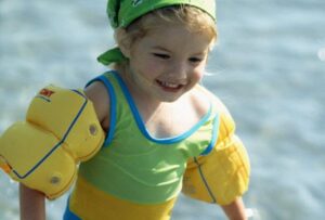 Aman Bermain Air dengan Si Kecil