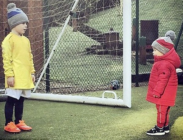 Wayne Rooney Temani Anak Bermain Bola