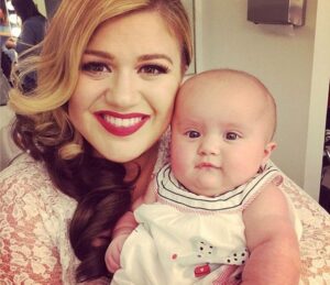 Kelly Clarkson Berbagi Foto Bersama Anak di Instagram