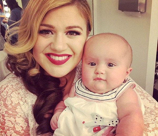 Kelly Clarkson Berbagi Foto Bersama Anak di Instagram