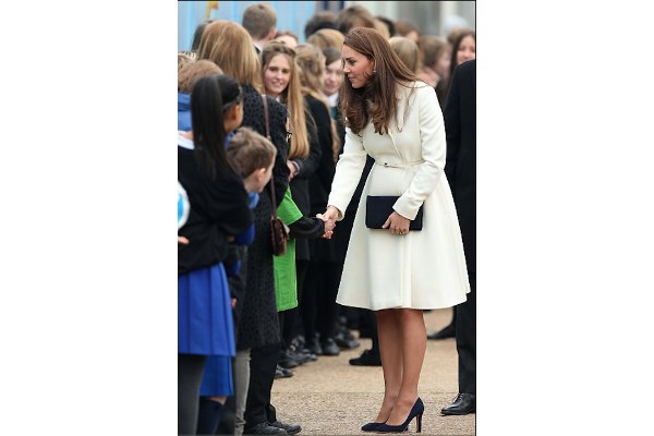 Kate Middleton Anggun dengan Warna Putih