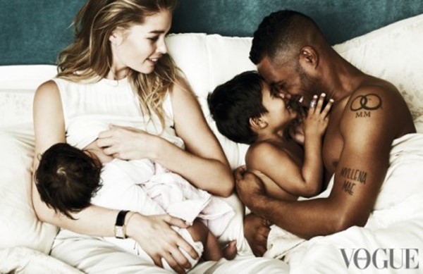 Doutzen Kroes Menyusui Sang Anak Saat Pemotretan