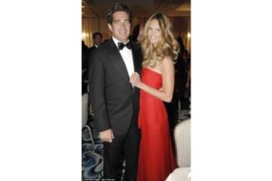 Surrogate Mother untuk Elle Macpherson