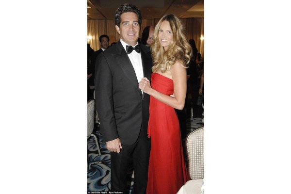 Surrogate Mother untuk Elle Macpherson