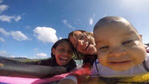 Seorang Ayah Mengajak Bayinya Berselancar