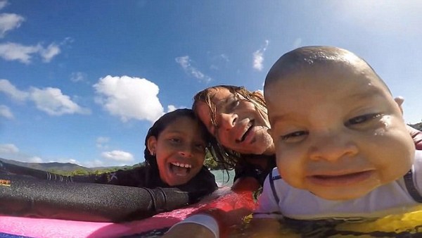 Seorang Ayah Mengajak Bayinya Berselancar