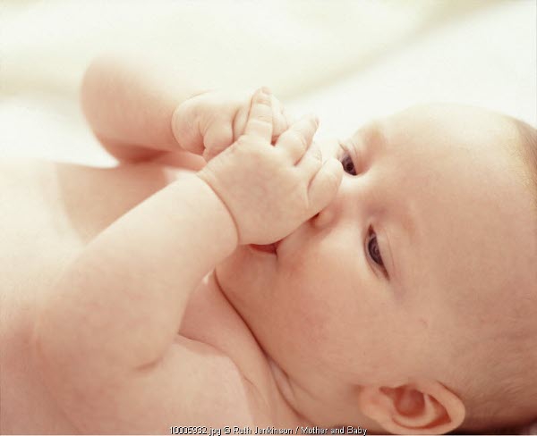 Kebiasaan Bayi Memasukkan Tangan ke Mulut