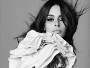 Nicole Trunfio Berpose Sambil Menyusui Si Kecil