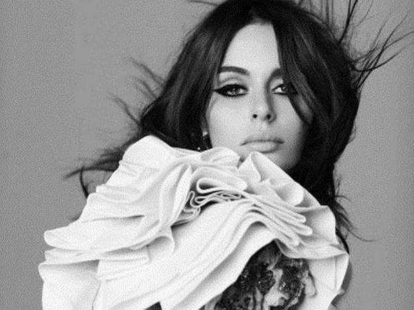 Nicole Trunfio Berpose Sambil Menyusui Si Kecil