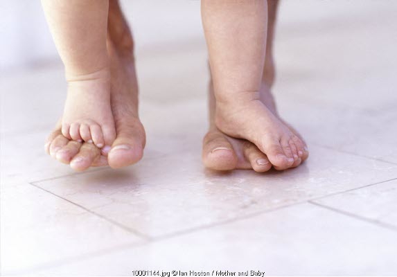 Kiat Merawat Kaki Si Kecil