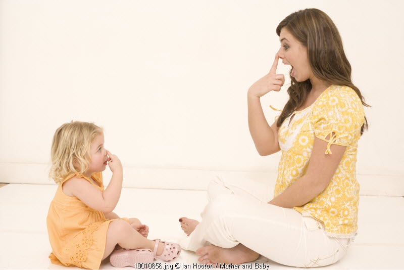 Mengajarkan Bahasa Isyarat pada Bayi (3): Lakukan Berulang-ulang