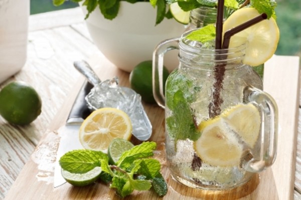 Minum Air Hangat Dengan Perasan Lemon, Yuk!