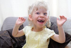 Karena Sindrom Langka, Anak Ini Terlalu Ramah pada Semua Orang