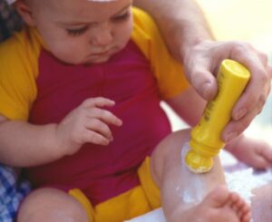 Mengatasi Kulit Kering Si Kecil