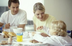 Tips Kenalkan Makanan Sehat untuk Si Kecil