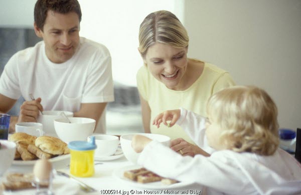 Tips Kenalkan Makanan Sehat untuk Si Kecil