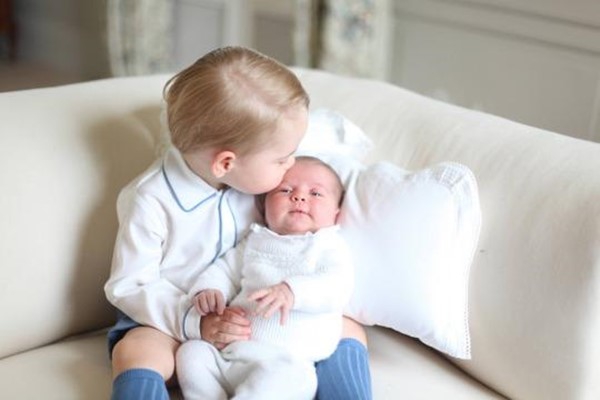Foto Pertama Prince George dan Princess Charlotte