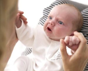 Bayi Membuang Muka Saat Diajak Bicara Tanda Autisme