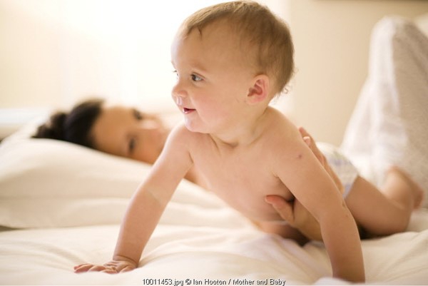 Bayi Merangkak Mundur?