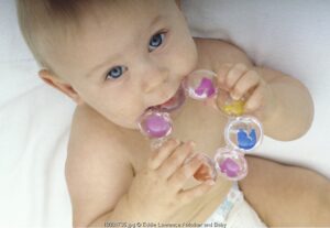 Saat Bayi Tumbuh Gigi (2): Gunakan Benda yang Aman