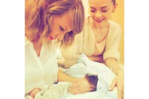Taylor Swift Temui Buah Hati Jaime King