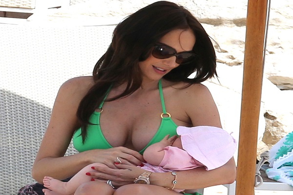 Model Asal Inggris Santai Menyusui di Ruang Publik