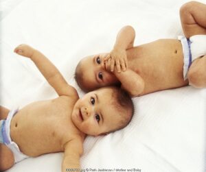 Tips Menyusui Bayi Kembar