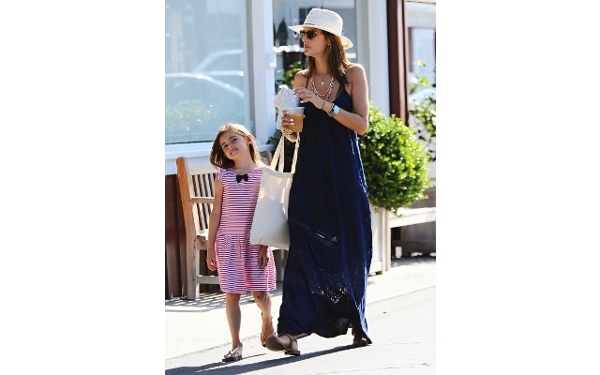 Gaya Santai Alessandra Ambrosio &#038; Anja