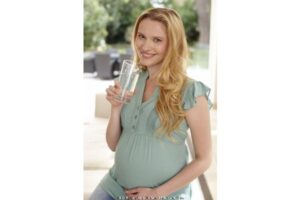 Bolehkah Minum Air Es Saat Hamil?