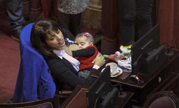 Politikus Argentina Menyusui di Tengah Rapat