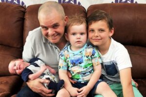 Suami Membantu Istri Bersalin Ketiga Kalinya