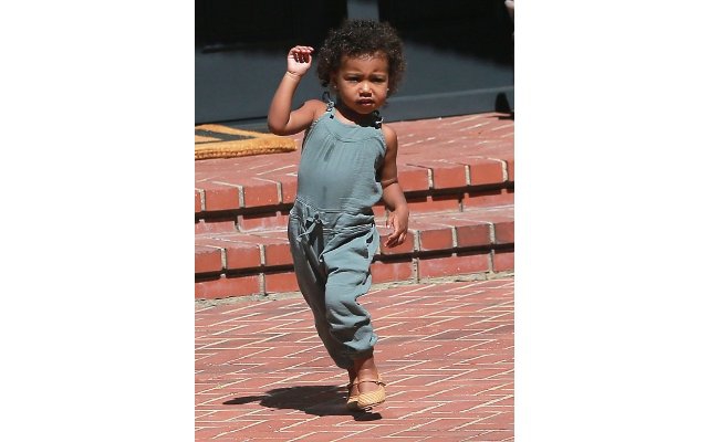 North West: Stylish dengan Jumpsuit