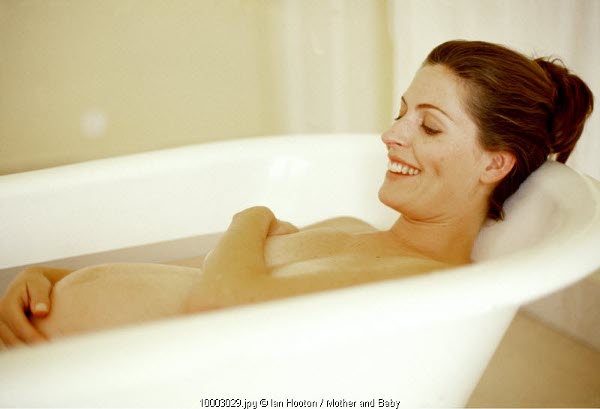 Manfaat Berendam Saat Hamil