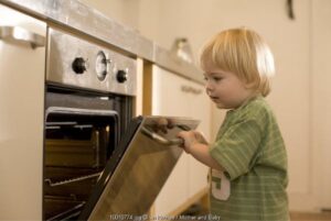 Balita Mulai Bereksplorasi dengan Tangannya