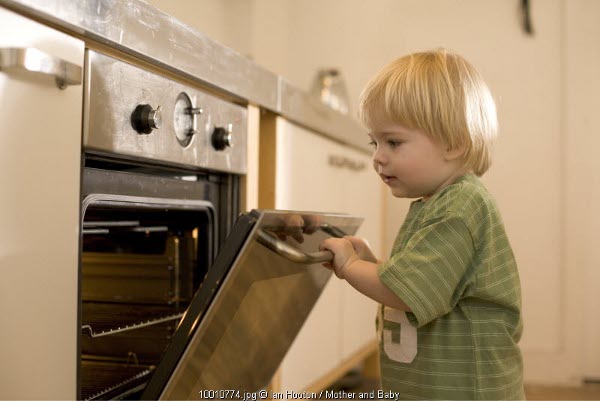 Balita Mulai Bereksplorasi dengan Tangannya