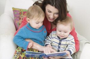 Membiasakan Si Kecil Membaca Sejak Dini