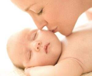 Bahayakah Bayi Tidur dengan Mata Terbuka?