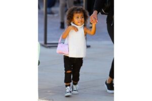 Gaya Stylish North West saat Berbelanja