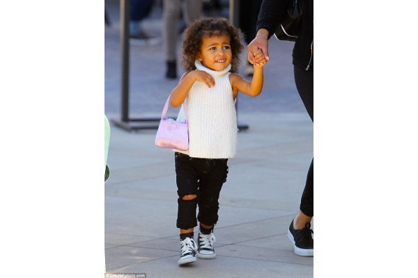 Gaya Stylish North West saat Berbelanja