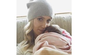 Kristin Cavallari Batal Hadiri Reuni Sekolah karena Melahirkan