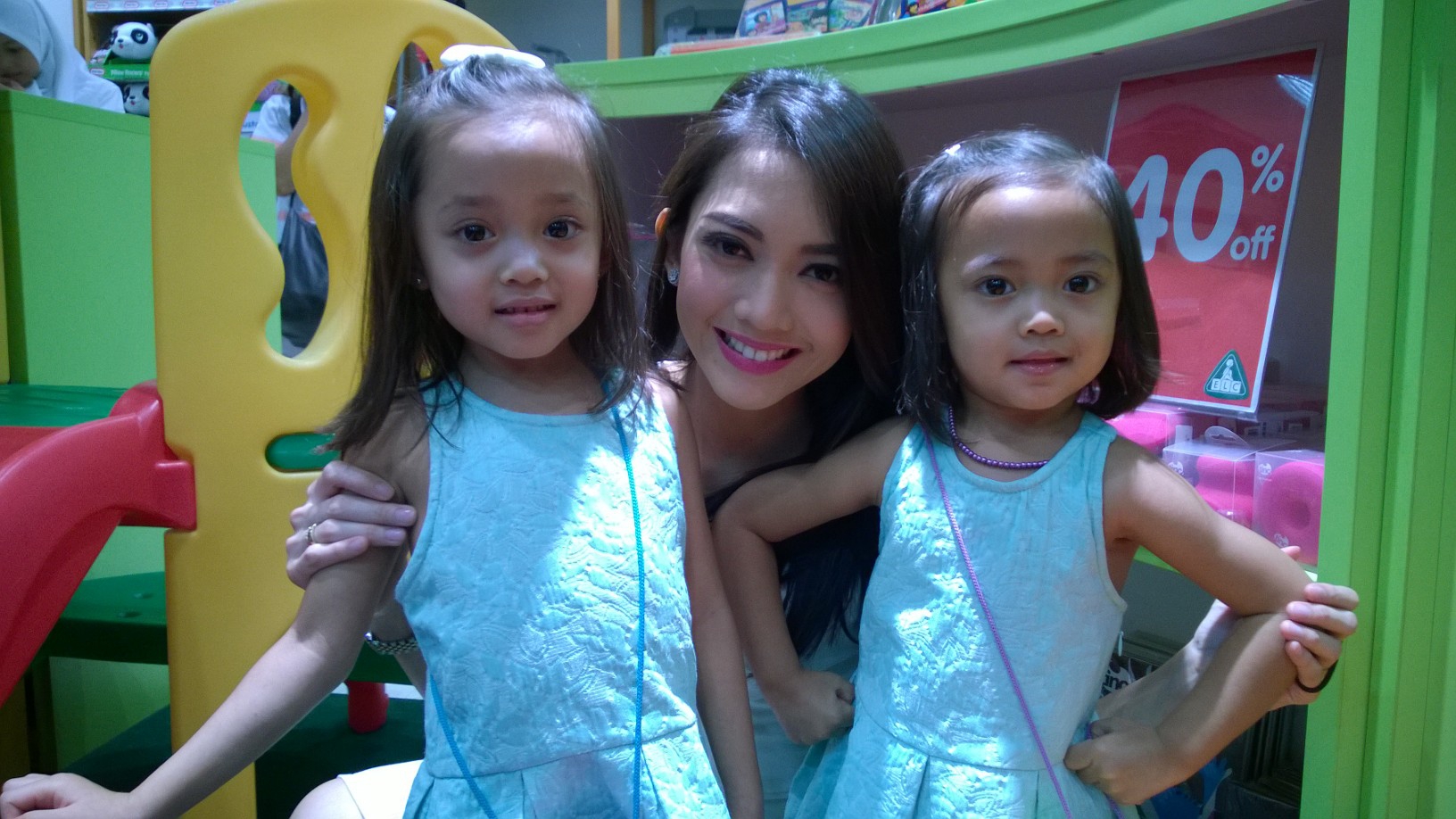 Ririn Dwi Ariyanti Batasi Anak Main Gadget