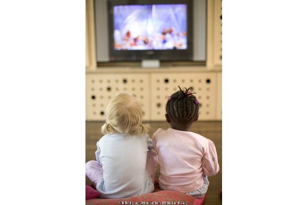 Jangan Menaruh Televisi di Kamar Anak!