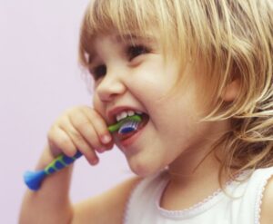Mengatasi Balita yang Tidak Mau Sikat Gigi