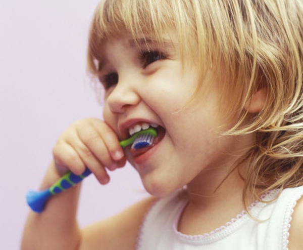 Mengatasi Balita yang Tidak Mau Sikat Gigi